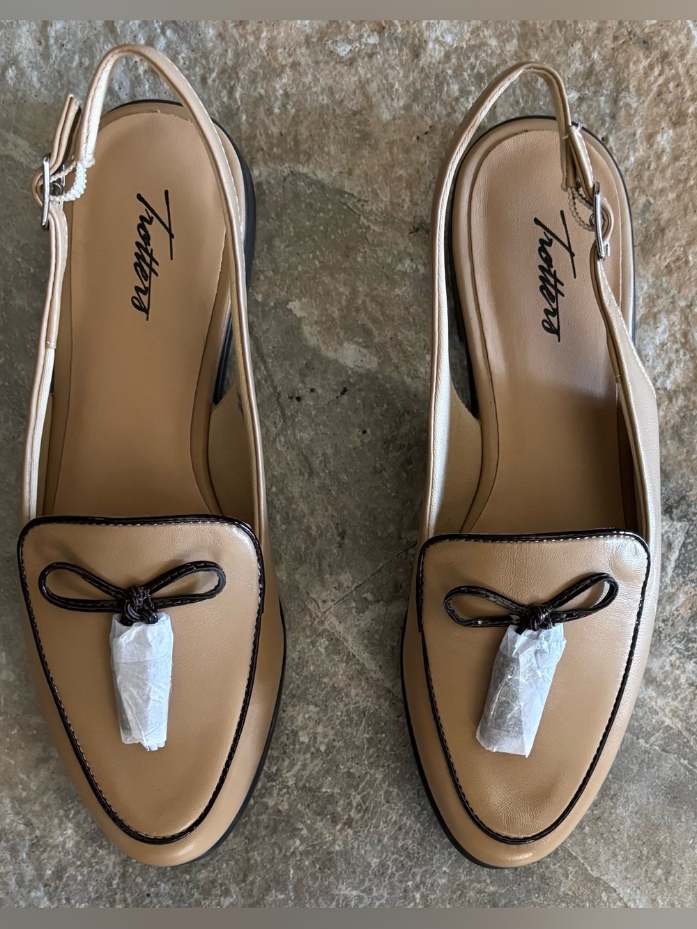 Brand New Trotters Women's Beige Sz 7.5 Slingback Flats with Brown Trim.
